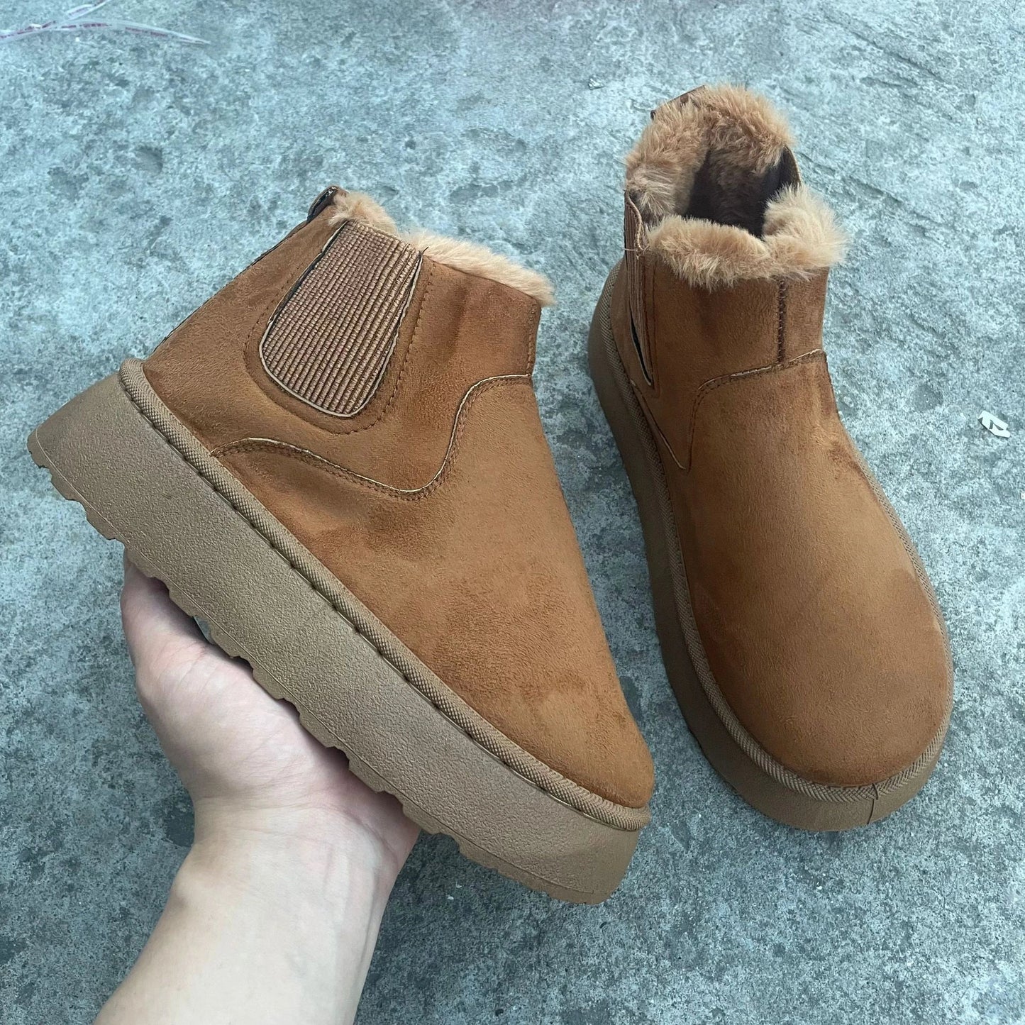 Stylish women's winter snow boots in various colours, featuring a thick sole and plush lining for warmth.