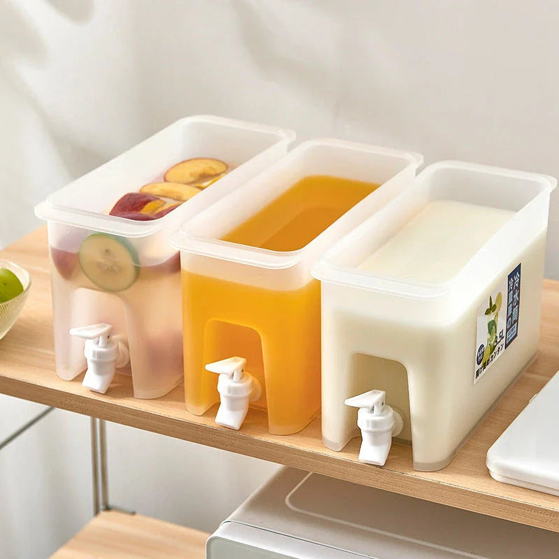 Transparent refrigerator pitcher with faucet and large 3.5L capacity for storing chilled beverages