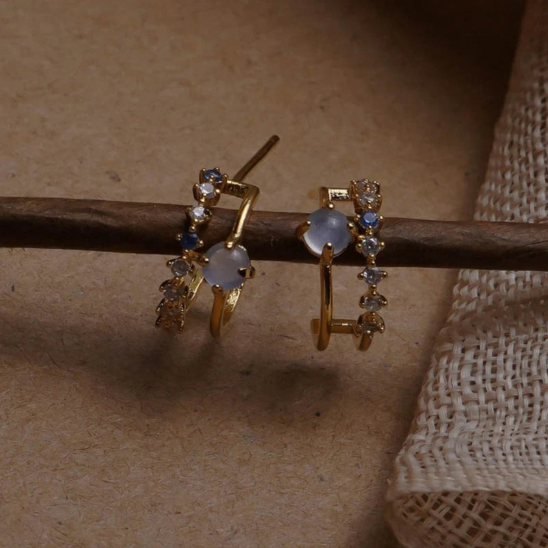 Elegant vintage-style opal earrings with a captivating play of light and a luxurious gold-plated finish