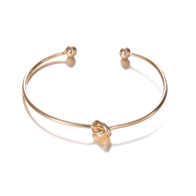 Elegant vintage arrow-inspired bracelet in gold, made from premium alloy for a lustrous, durable finish