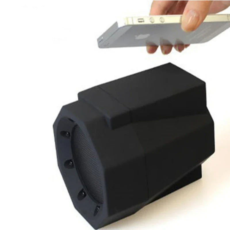 Innovative magnetic induction portable speaker with sleek black design and powerful 3W audio output