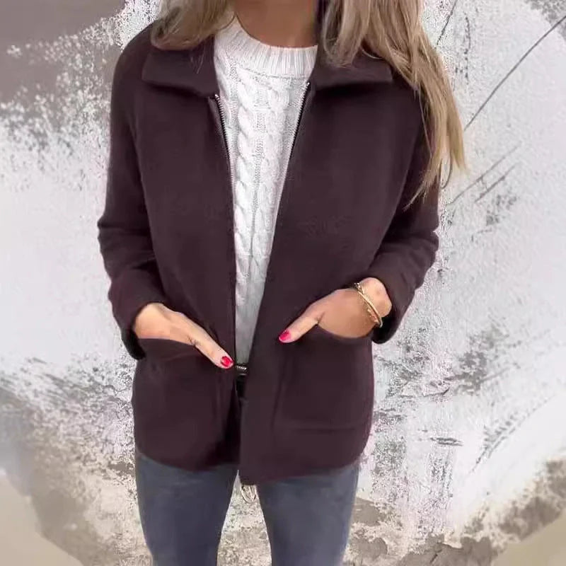 Stylish lapel jacket with zip and pockets in various colours, designed for fashionable autumn and winter wear