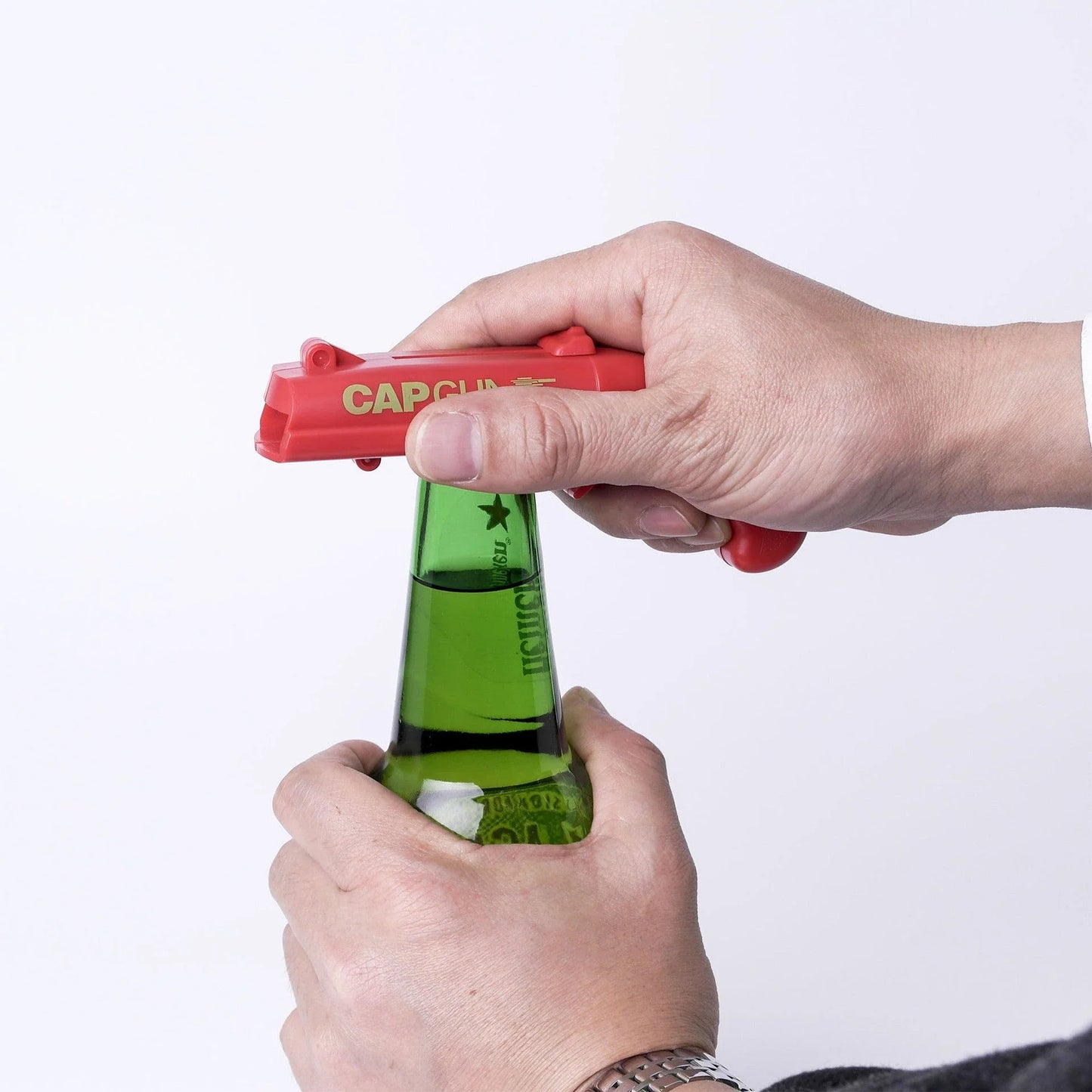 A catapult-style bottle opener made of high-quality ABS plastic, designed with a playful American-inspired flair to add entertainment to any British drinking occasion.