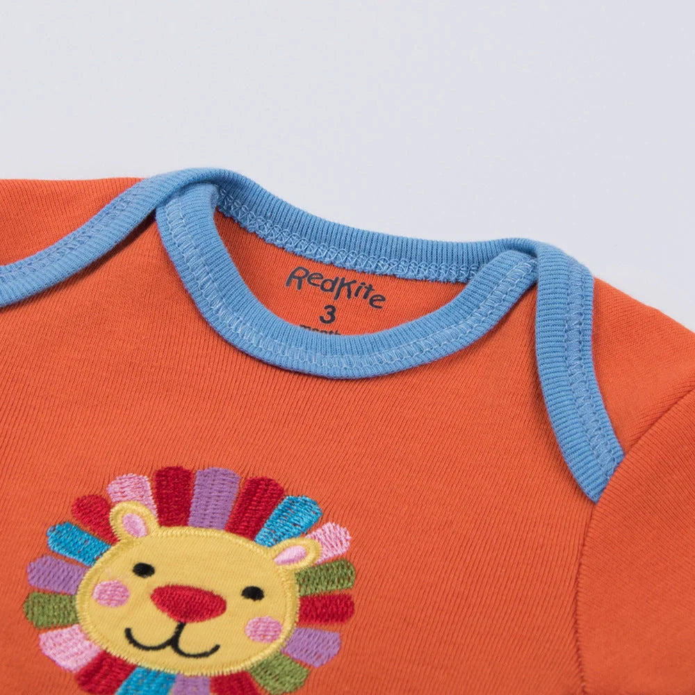 Adorable 5-piece organic cotton baby clothing set with charming triangle pattern design