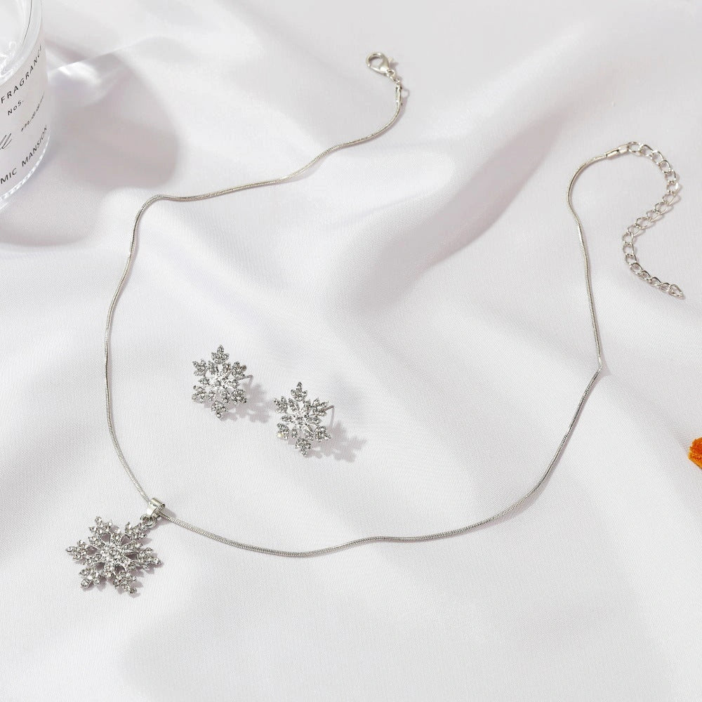 Elegant snowflake jewellery set with necklace, earrings and pendant in gold and silver tones