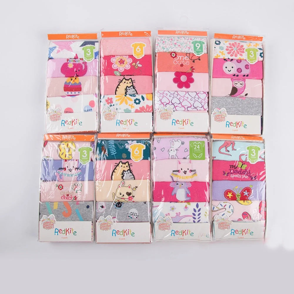 Adorable 5-piece organic cotton baby clothing set with charming triangle pattern design