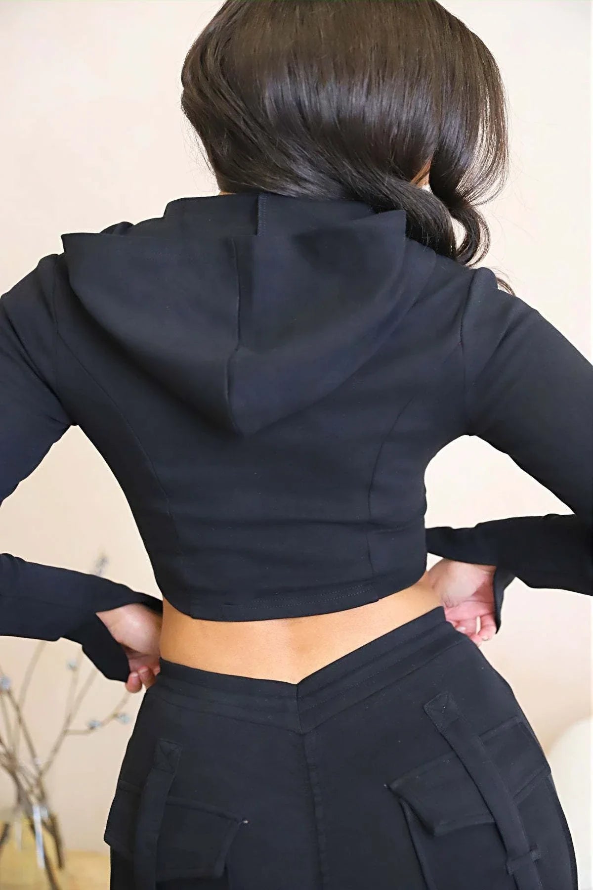 Versatile cargo trousers with pockets, high-waist design, and adjustable drawstring waistband for women