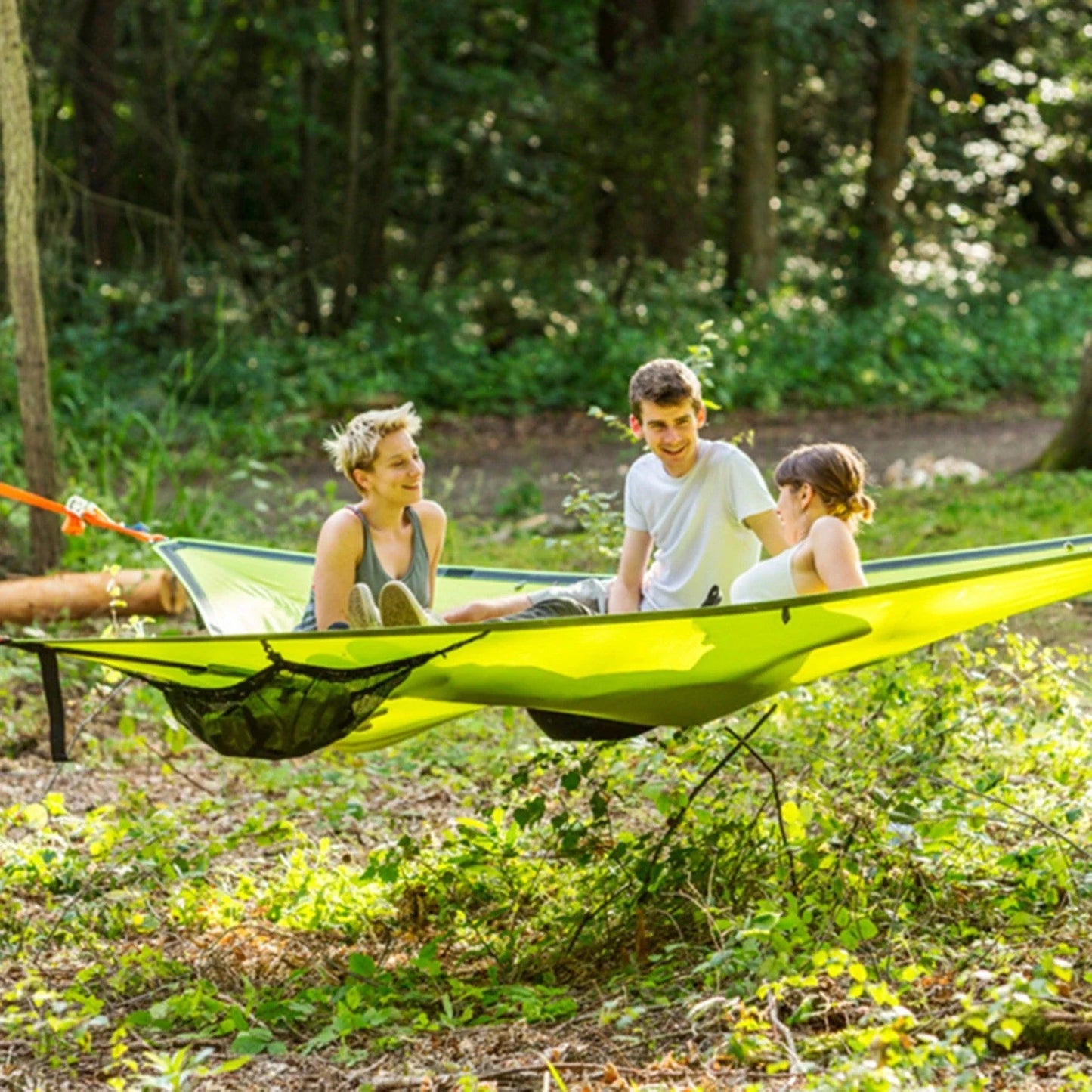 Spacious 3-person outdoor hammock with unique 3-point anchor system for maximum comfort and stability