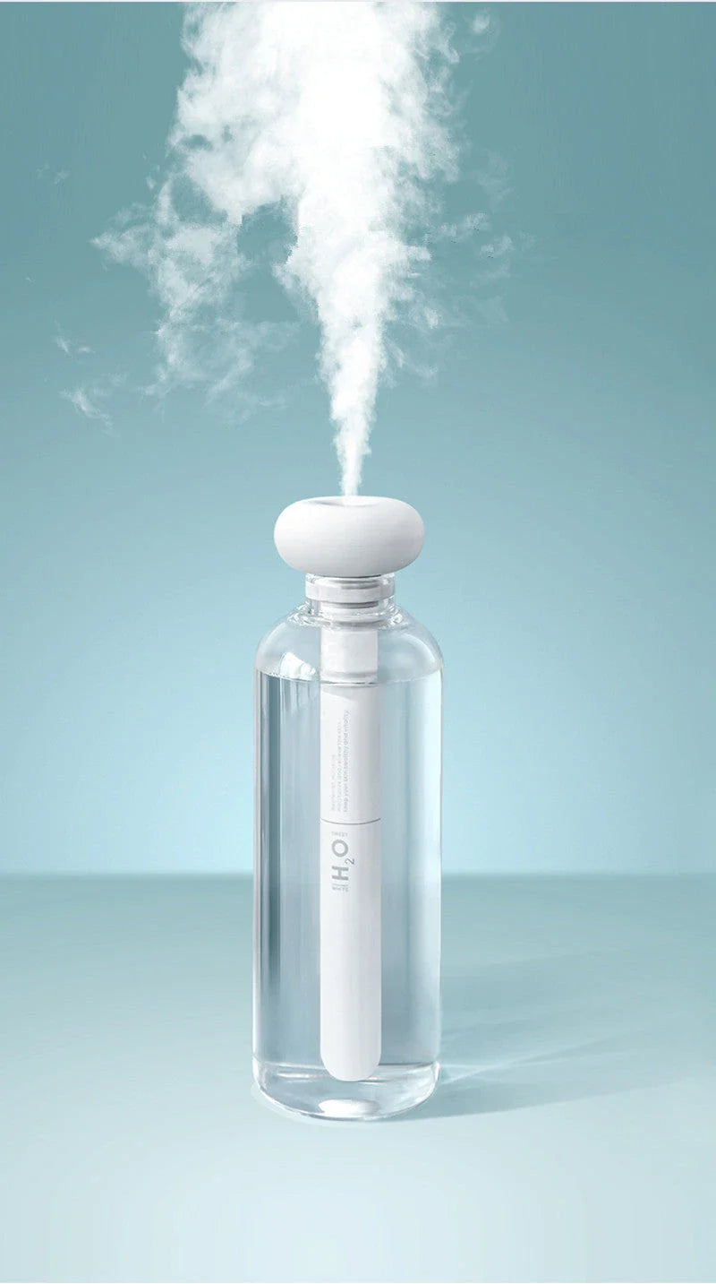 Compact and portable USB-powered air humidifier and essential oil diffuser with versatile water container design