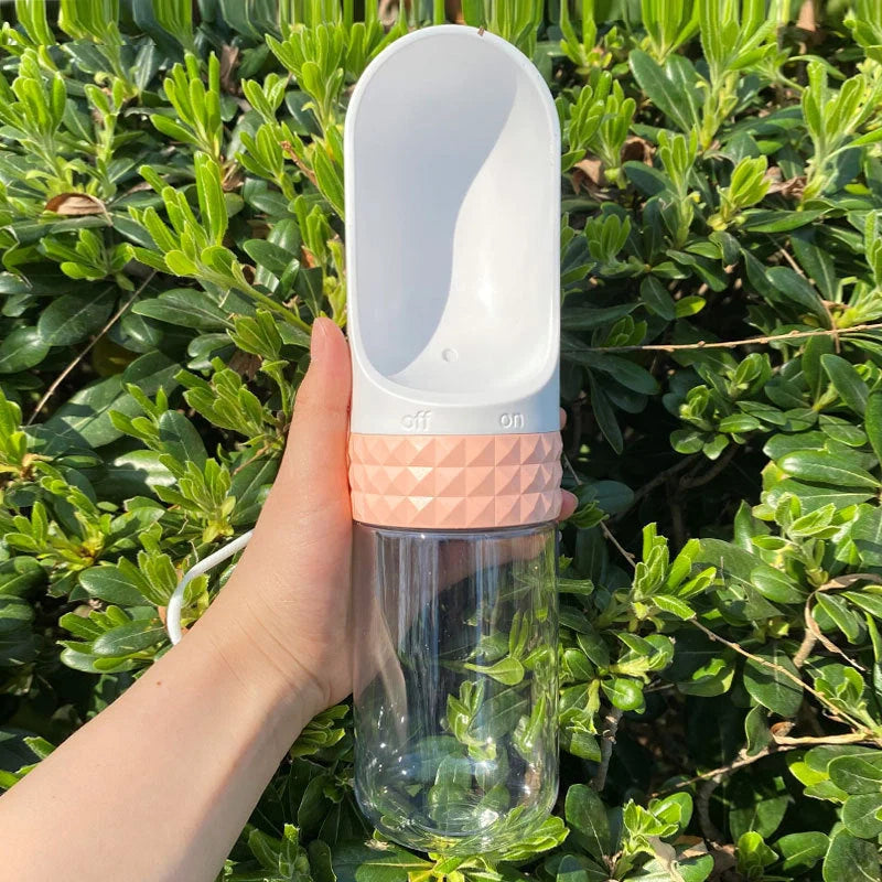 Portable dog water cup with one-click lock for outdoor travel
