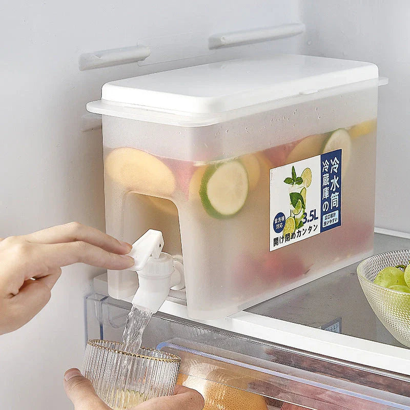 Transparent refrigerator pitcher with faucet and large 3.5L capacity for storing chilled beverages