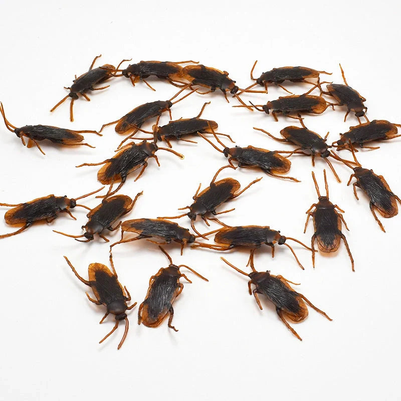 Lifelike cockroach simulation toys in brown colour, perfect for Halloween parties and decorations