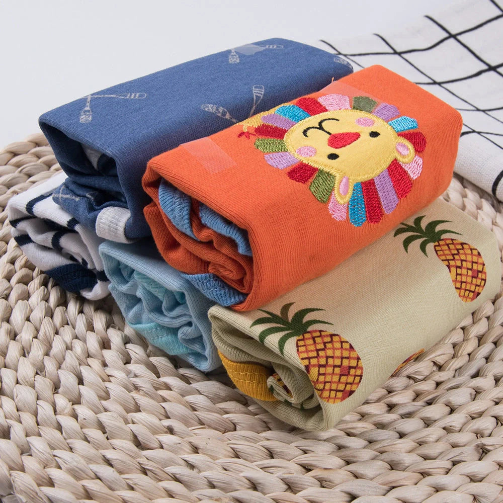 Adorable 5-piece organic cotton baby clothing set with charming triangle pattern design