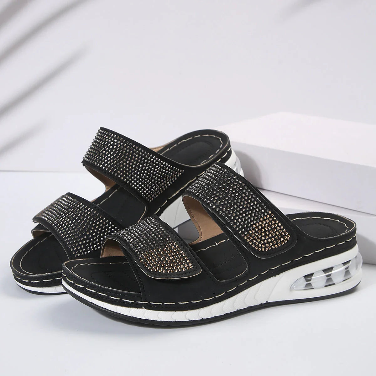 Fashionable rhinestone-embellished summer sandals with air-cushioned footbed