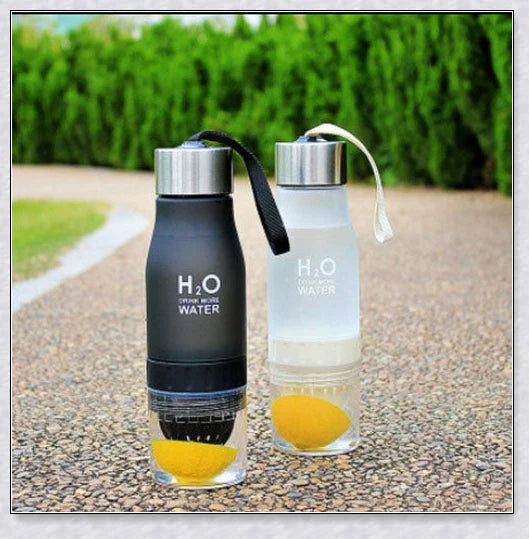 H2O Fruit Infusion Water Bottle with Vibrant Fruit Slices Floating Inside