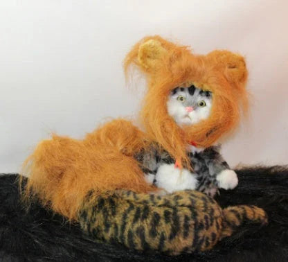 Adorable pet lion mane hat for dogs and cats, featuring a realistic design with a flowing mane and playful ears.