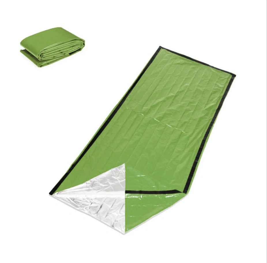 Premium first-aid thermal sleeping mat made of reflective PE film for superior insulation and warmth in emergencies
