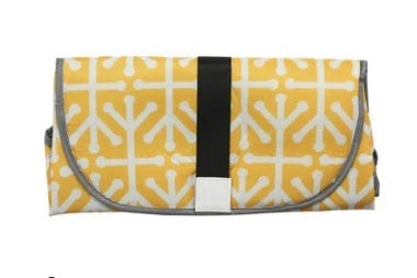 Versatile baby changing mat in various colourful patterns, made of durable 420 Oxford fabric and waterproof material.