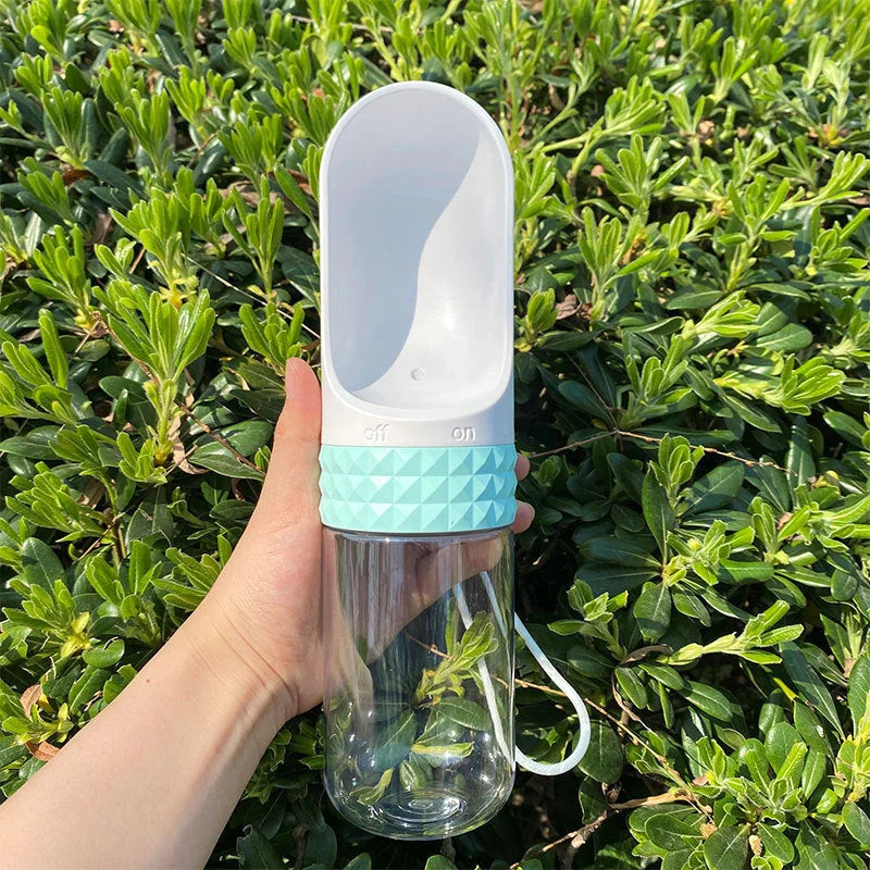 Portable dog water cup with one-click lock for outdoor travel