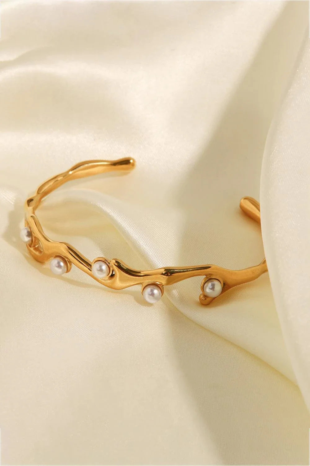 Elegant gold-plated bracelet with synthetic pearl inlays, perfect for enhancing any outfit