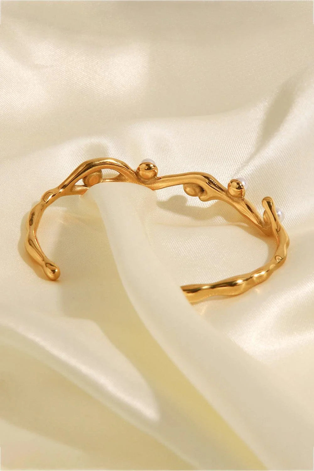Elegant gold-plated bracelet with synthetic pearl inlays, perfect for enhancing any outfit