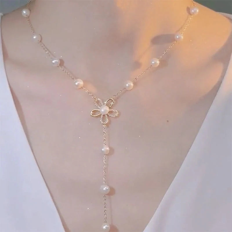 GiftHomen UK Freshwater Pearl Necklace with Flower Design and Real Gold Plating