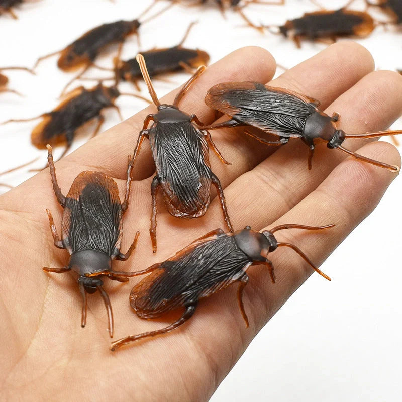 Lifelike cockroach simulation toys in brown colour, perfect for Halloween parties and decorations
