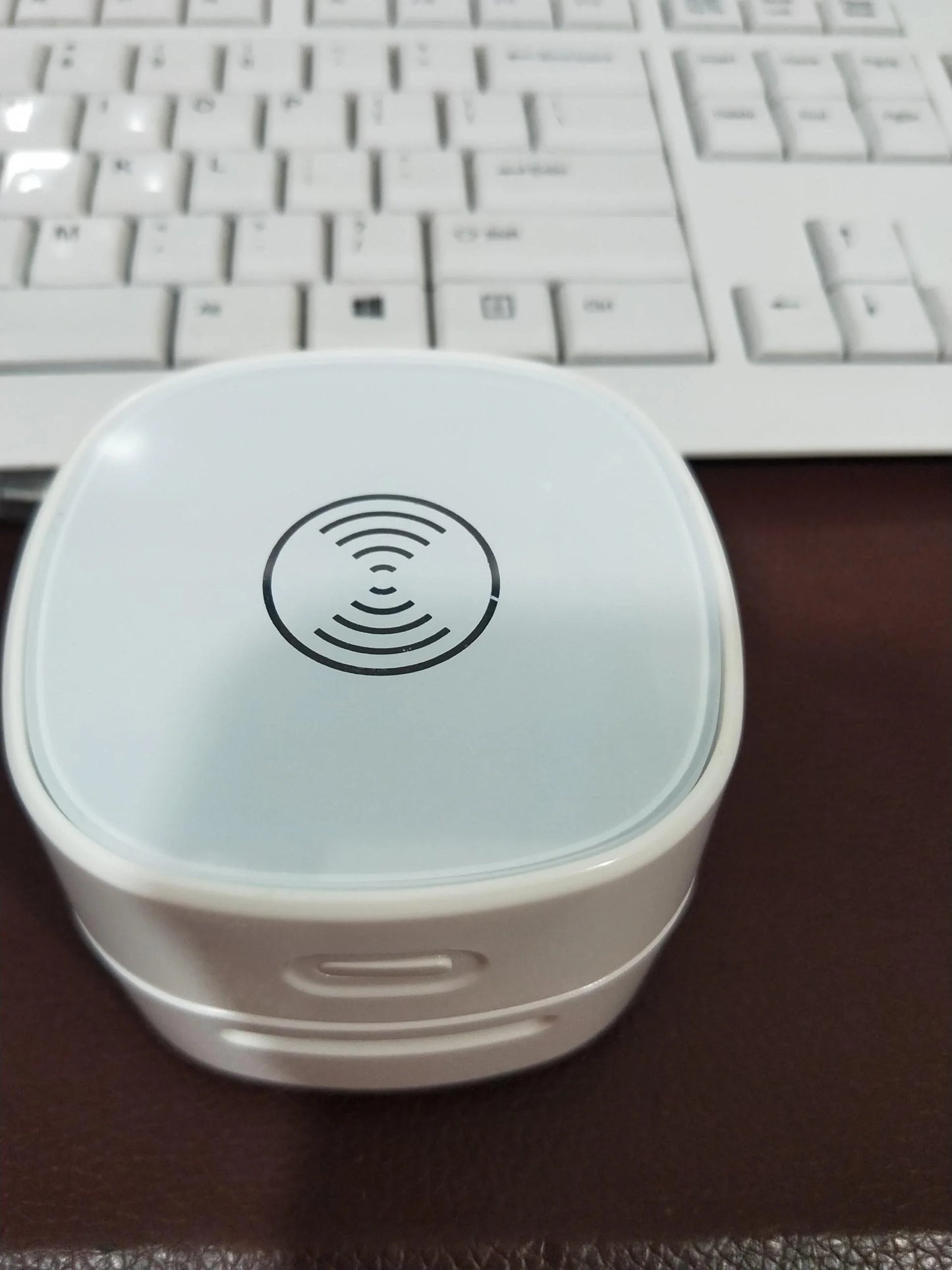 Compact desktop vacuum cleaner with USB charging and strong suction power