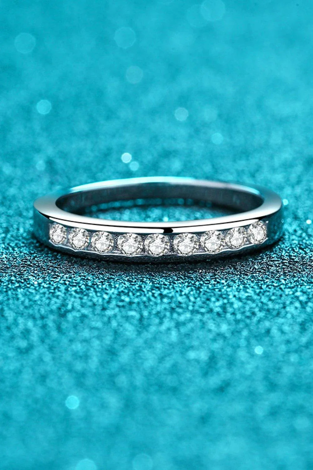 A modern, minimalist 925 sterling silver ring featuring a sparkling moissanite centre stone