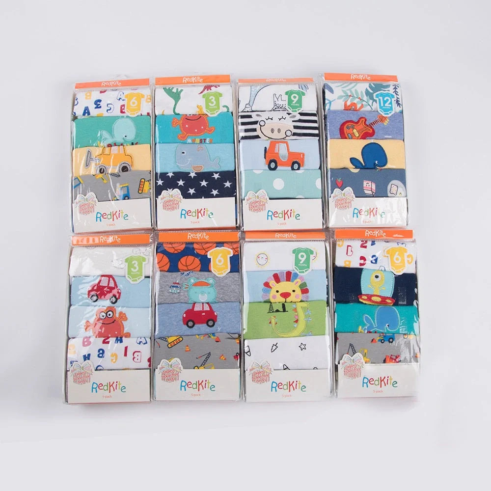 Adorable 5-piece organic cotton baby clothing set with charming triangle pattern design