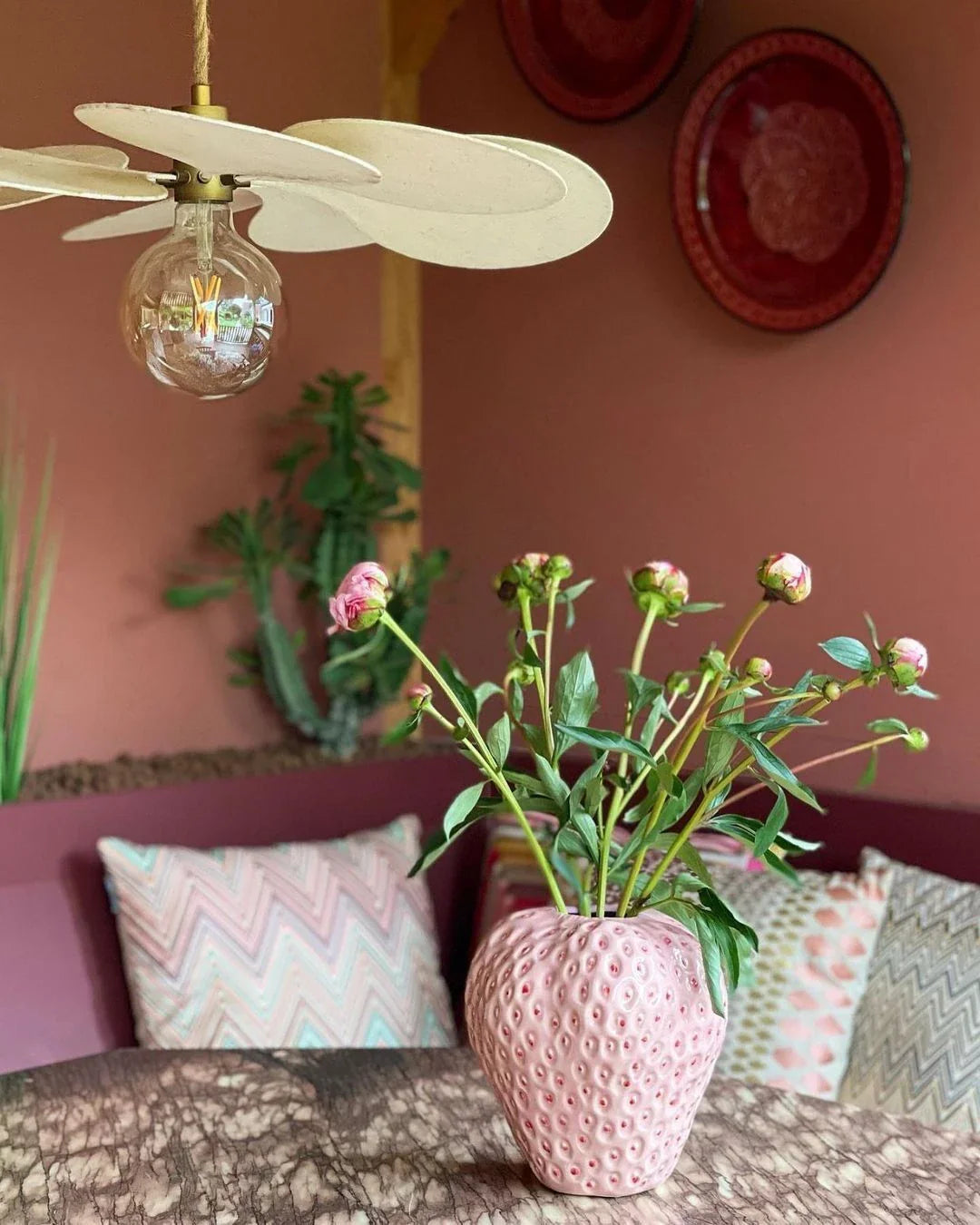 Creative Design Strawberry Ceramic Vase - Unique Floral Display for Home Decor