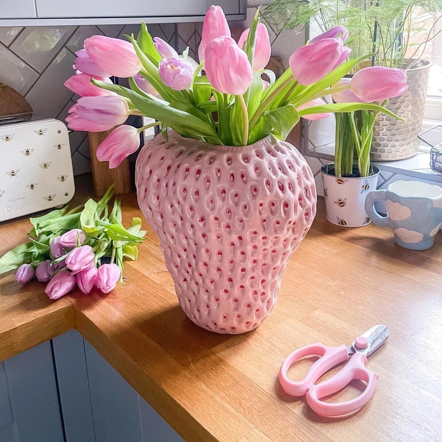 Creative Design Strawberry Ceramic Vase - Unique Floral Display for Home Decor