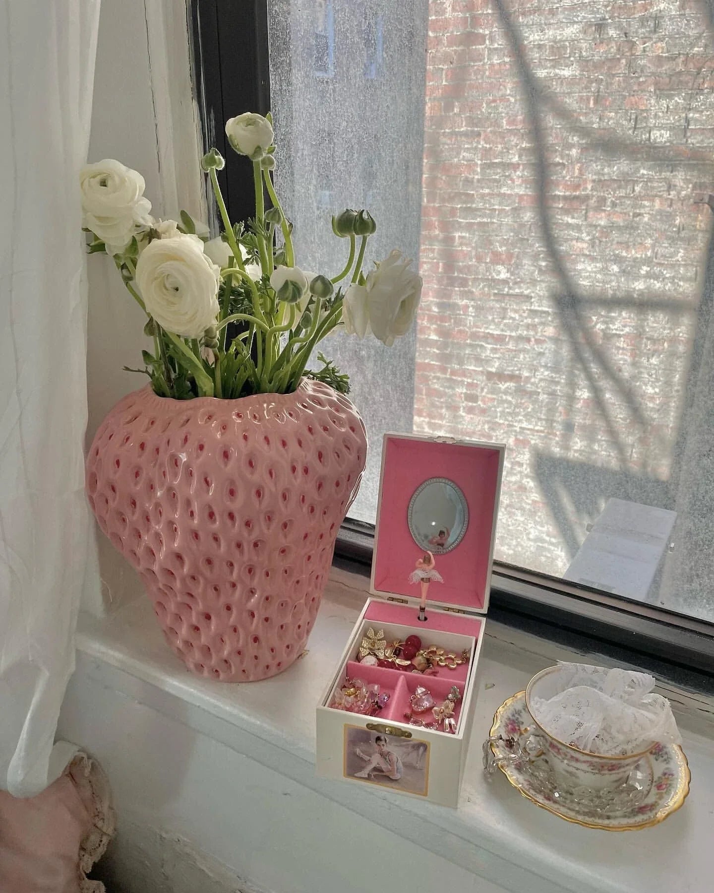 Creative Design Strawberry Ceramic Vase - Unique Floral Display for Home Decor