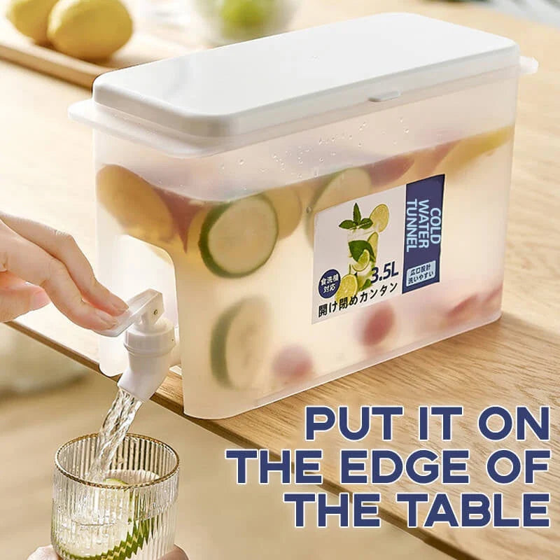 Transparent refrigerator pitcher with faucet and large 3.5L capacity for storing chilled beverages
