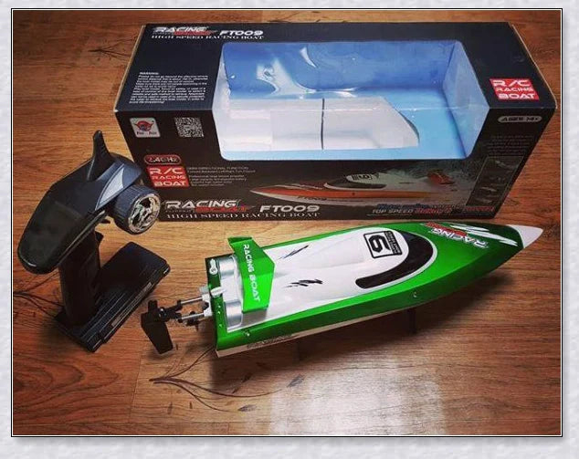 RC Speed Turbo Racing Boat - Sleek, high-performance remote control boat with aerodynamic design and powerful propulsion for exhilarating water adventures.