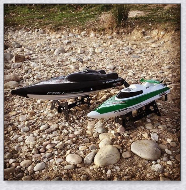 RC Speed Turbo Racing Boat - Sleek, high-performance remote control boat with aerodynamic design and powerful propulsion for exhilarating water adventures.