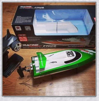 RC Speed Turbo Racing Boat - Sleek, high-performance remote control boat with aerodynamic design and powerful propulsion for exhilarating water adventures.
