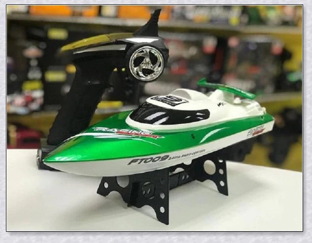 RC Speed Turbo Racing Boat - Sleek, high-performance remote control boat with aerodynamic design and powerful propulsion for exhilarating water adventures.