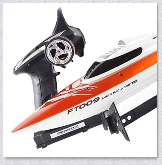RC Speed Turbo Racing Boat - Sleek, high-performance remote control boat with aerodynamic design and powerful propulsion for exhilarating water adventures.