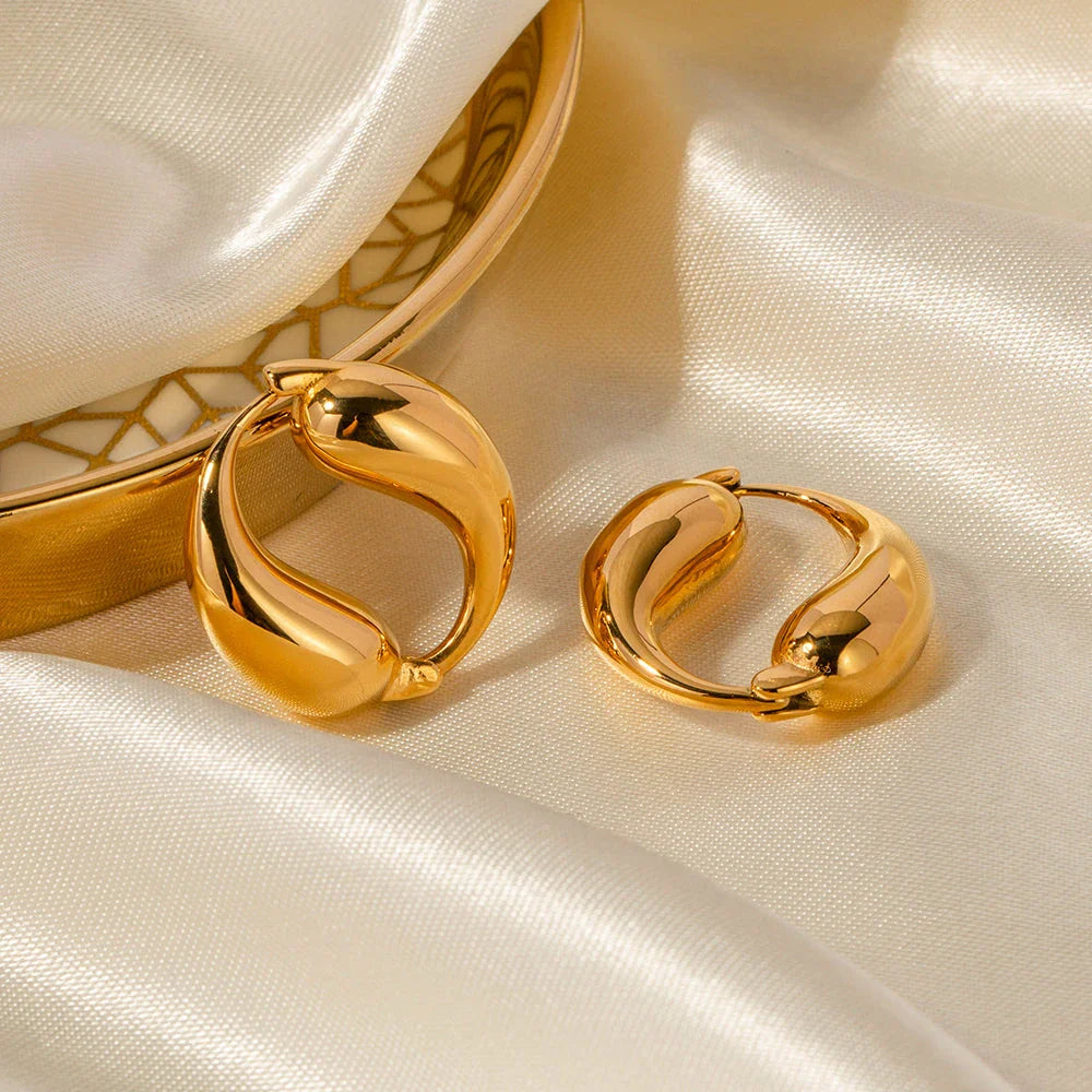 Elegant 18K gold-plated stainless steel water drop earrings with a vintage O-shaped pendant, designed for timeless style and everyday wear.