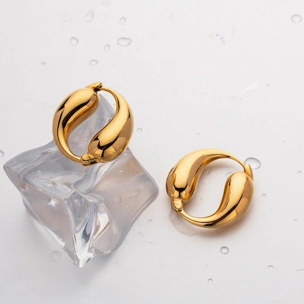 Elegant 18K gold-plated stainless steel water drop earrings with a vintage O-shaped pendant, designed for timeless style and everyday wear.