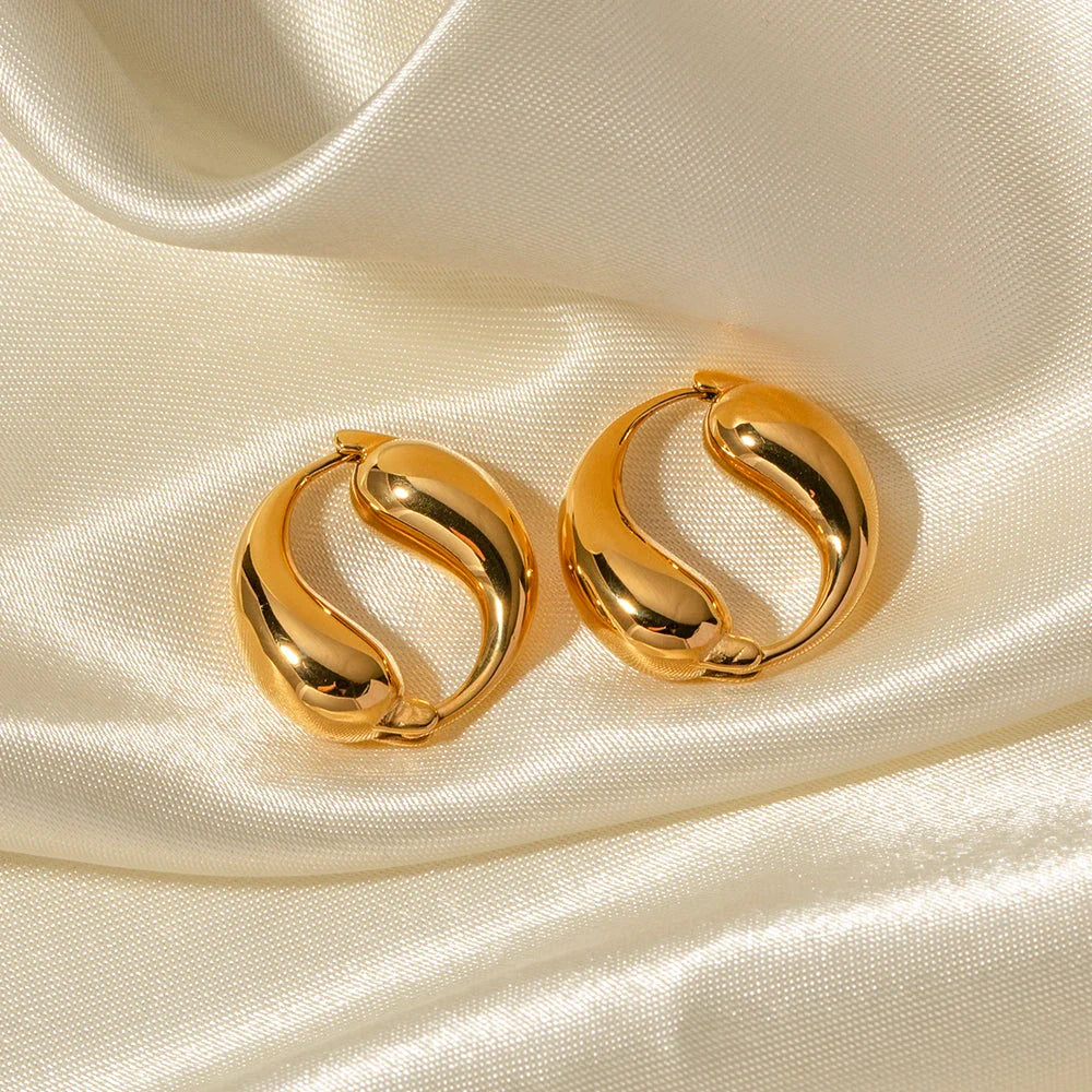 Elegant 18K gold-plated stainless steel water drop earrings with a vintage O-shaped pendant, designed for timeless style and everyday wear.