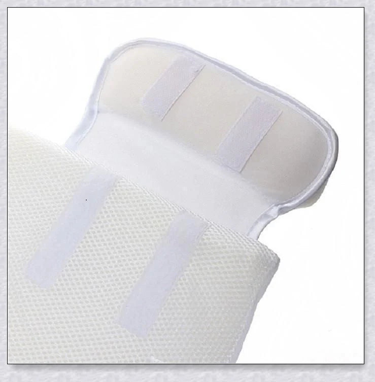 Newborn baby sleep pillow with fixed position and anti-roll support, designed for comfort and breathability