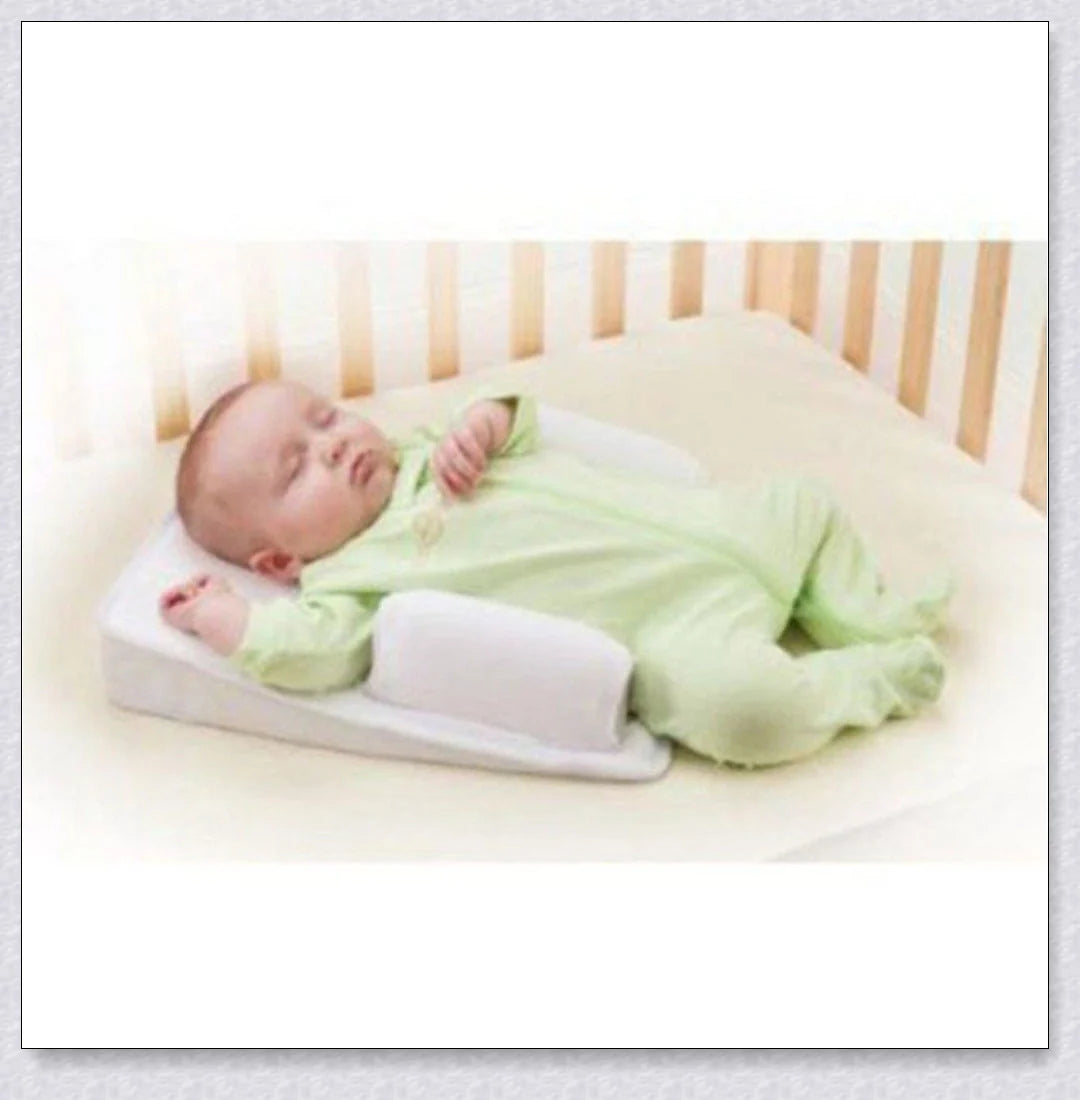 Newborn baby sleep pillow with fixed position and anti-roll support, designed for comfort and breathability