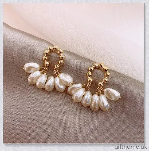 Elegant Baroque pearl earrings in a luxurious alloy and silver/gold plating design