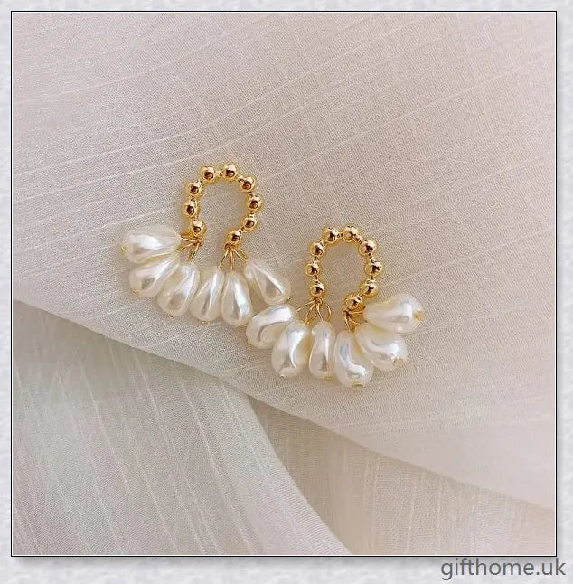 Elegant Baroque pearl earrings in a luxurious alloy and silver/gold plating design