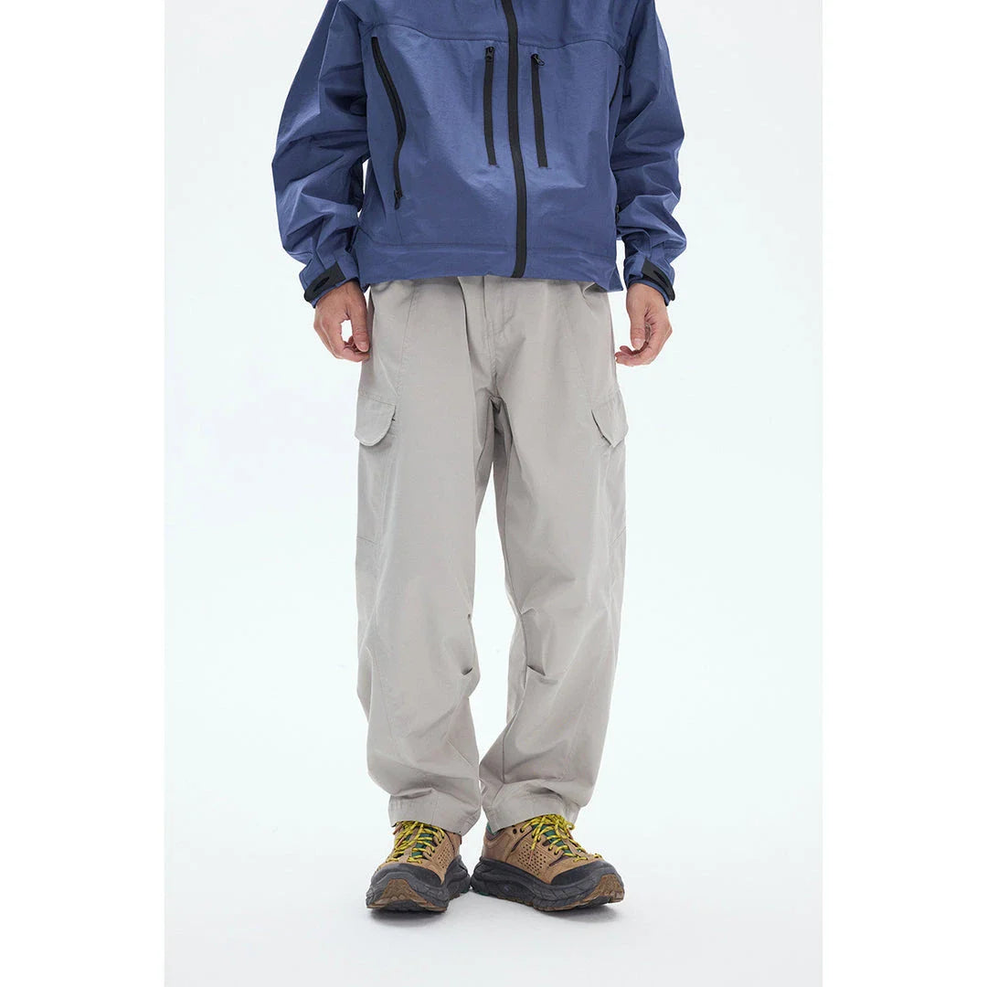Men's leisure cargo trousers in various colours made from a durable chemical fiber blend fabric