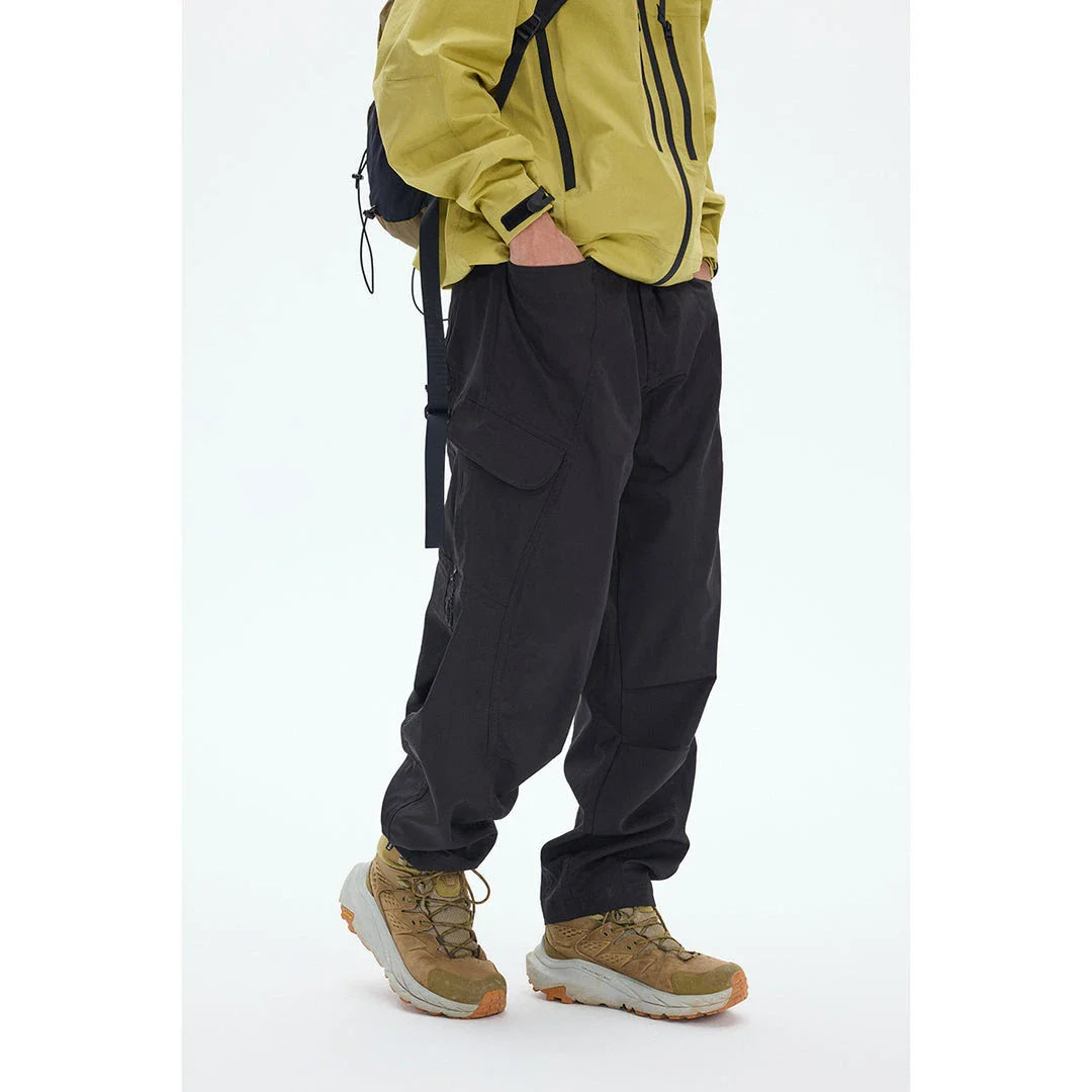 Men's leisure cargo trousers in various colours made from a durable chemical fiber blend fabric