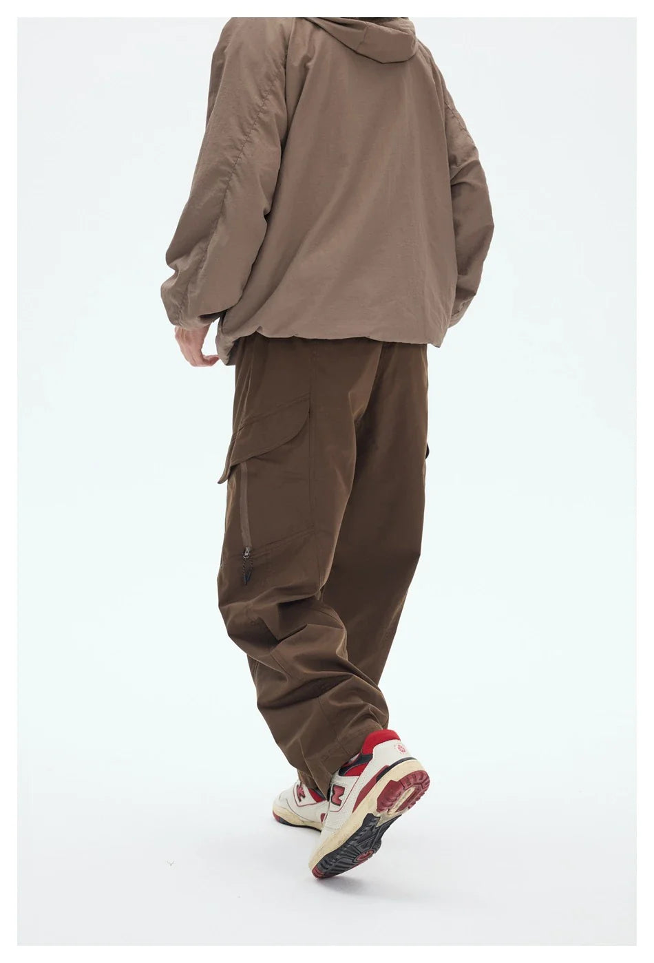 Men's leisure cargo trousers in various colours made from a durable chemical fiber blend fabric