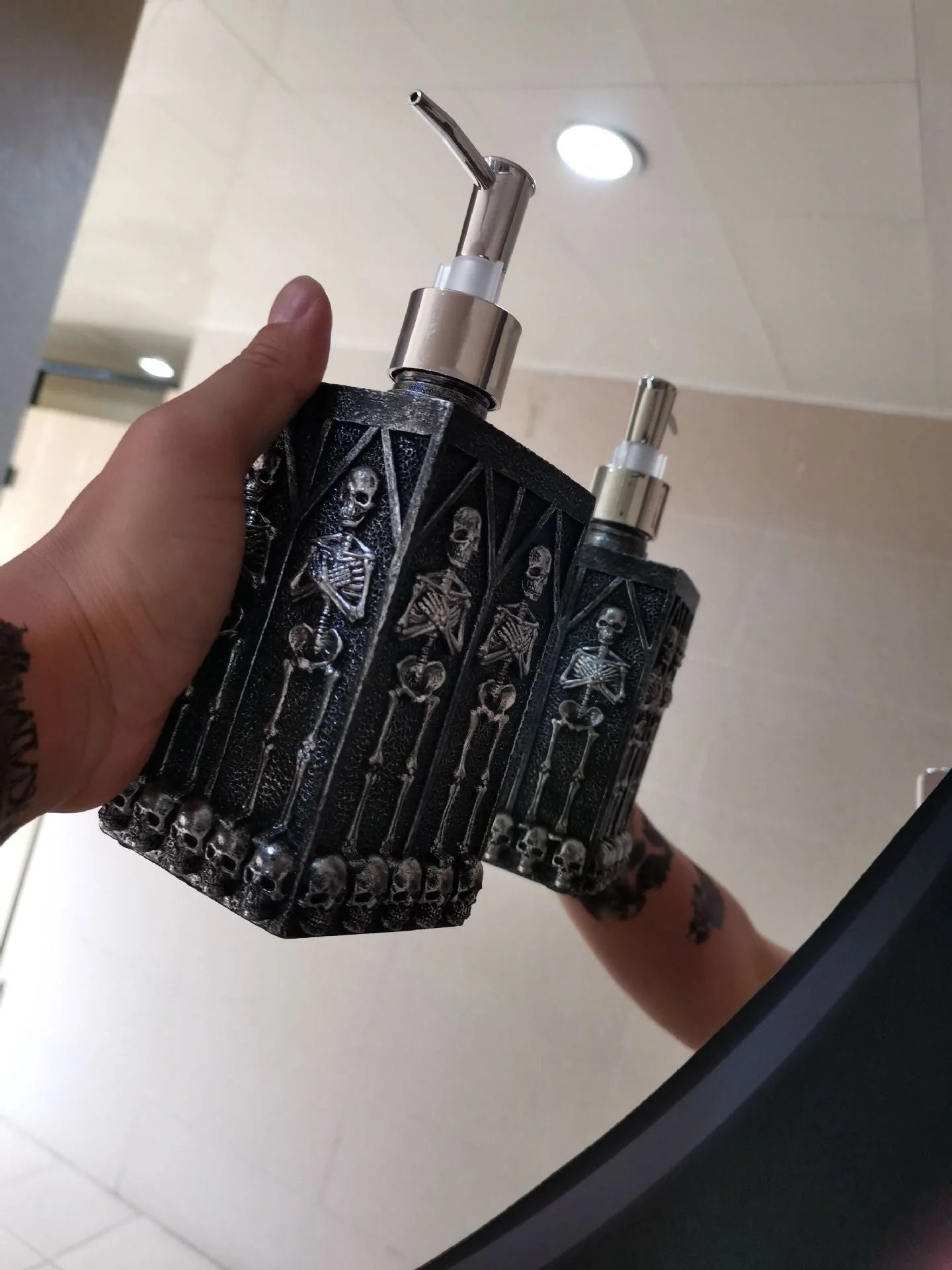 Stylish skull-shaped hand sanitizer dispenser made of premium resin with a large 460ml capacity for convenient hygiene on the go